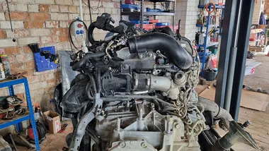 Automobilio variklis remonto metu ASM Auto autoservise